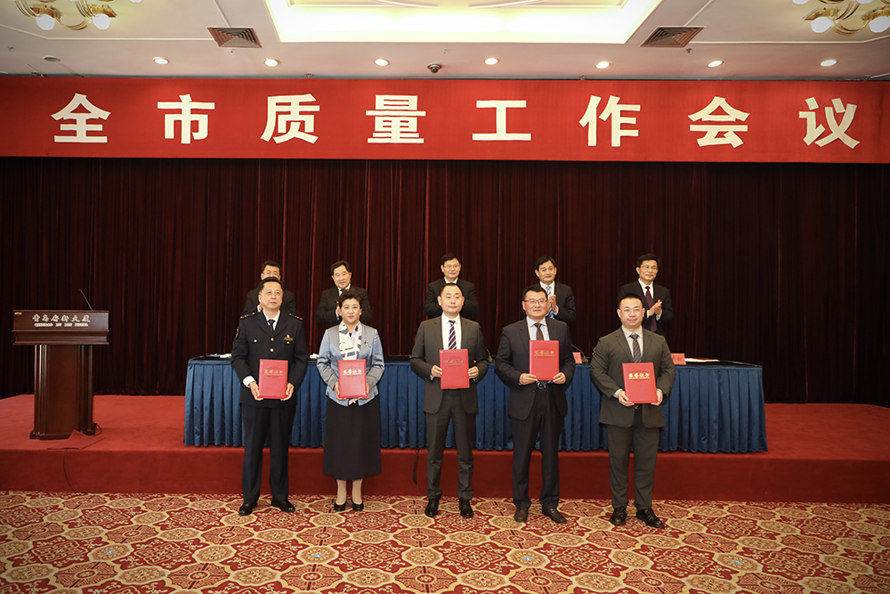 2海大生物集團(tuán)創(chuàng)始人、董事長(zhǎng)單俊偉（右二）上臺(tái)領(lǐng)獎(jiǎng).jpg